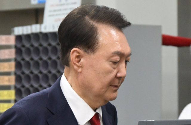 12.3 비상계엄 사태 관련 내란 혐의를 받는 윤석열 전 대통령이 9일 서울 서초구 서울중앙지방법원에서 구속 전 피의자 심문(영장실질심사)을 마치고 법원을 나서고 있다. 연합뉴스