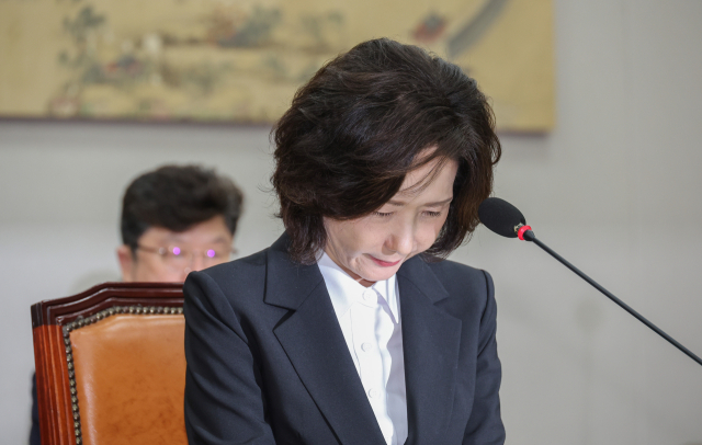 이진숙 사회부총리 겸 교육부 장관 후보자가 16일 서울 여의도 국회 교육위원회에서 열린 인사청문회에서 자녀 조기 유학 관련 질의에 답한 뒤 고개를 숙이고 있다. 연합뉴스