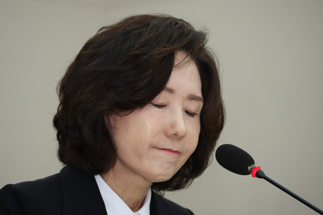 이진숙 사회부총리 겸 교육부 장관 후보자가 16일 서울 여의도 국회 교육위원회에서 열린 인사청문회에서 눈을 감고 있다. 연합뉴스