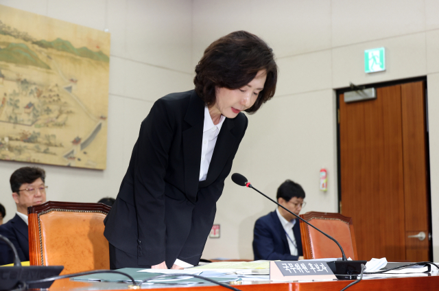 이진숙 사회부총리 겸 교육부 장관 후보자가 지난해 7월 16일 서울 여의도 국회 교육위원회에서 열린 인사청문회에서 자녀 조기 유학 등 논란과 관련해 고개숙여 사과하고 있다. 연합뉴스