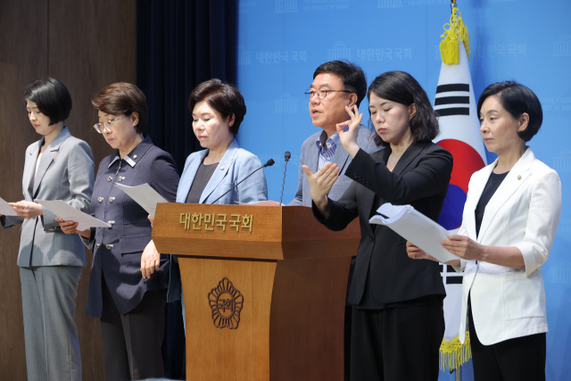 국회 여성가족위원회 소속 국민의힘 의원들이 16일 국회 소통관에서 강선우 여성가족부 장관 후보자 사퇴를 촉구하며 기자회견을 하고 있다. 연합뉴스