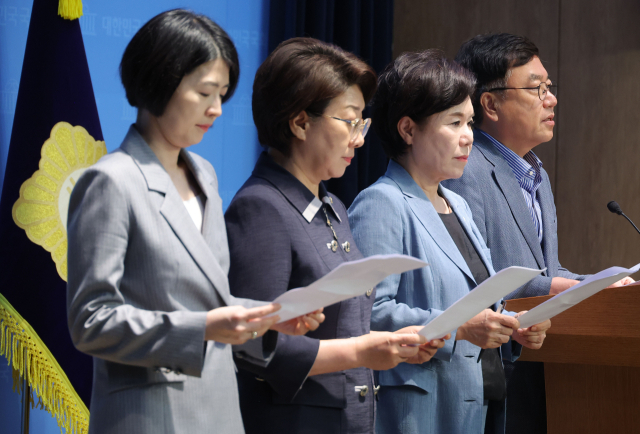 국회 여성가족위원회 소속 국민의힘 의원들이 16일 국회 소통관에서 강선우 여성가족부 장관 후보자 사퇴를 촉구하며 기자회견을 하고 있다. 연합뉴스