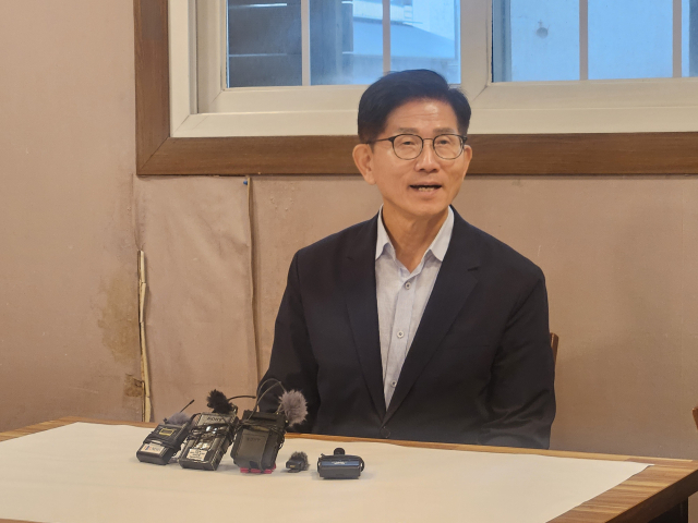 16일 대구를 방문한 김문수 전 고용노동부 장관이 대구 수성구 한 식당에서 지역 언론인들과의 오찬 전 기자들의 질문에 답하고 있다. 윤정훈 기자