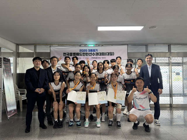 김천시청 배드민턴단이 전라북도 익산실내체육관에서 개최된 2025 익산 대통령기 전국종별배드민턴선수권대회에서 남자 단체전 우승에 이어 여자 단식과 복식까지 석권했다. 김천시 제공
