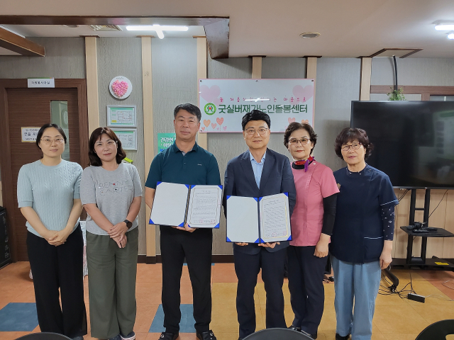 첨단요양병원과 굿실버 재가노인돌봄센터가 지역사회 저소득층 홀몸 노인의 건강 증진과 돌봄 사각지대 해소를 위한 업무 협약을 맺었다.