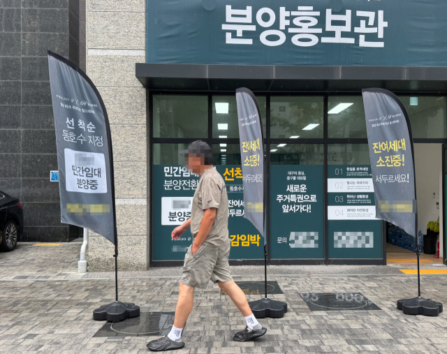 대구 주택 시장 장기 침체로 준공 후 미분양이 크게 늘고 있다. 16일 대구 시내 한 아파트 분양 홍보관 모습. 우태욱 기자 woo@imaeil.com