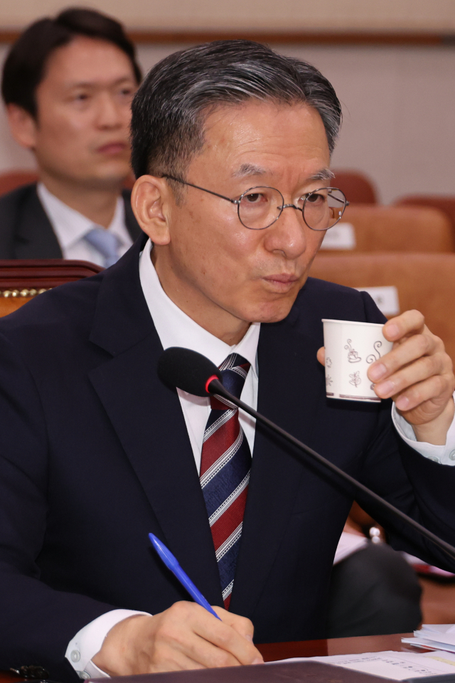 정성호 법무부 장관 후보자가 16일 국회 법제사법위원회에서 열린 인사청문회에서 위원 질의를 들으며 물을 마시고 있다. 연합뉴스