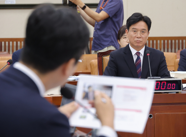 김영훈 고용노동부 장관 후보자가 16일 서울 여의도 국회 환경노동위원회에서 열린 인사청문회에서 의원 질의를 듣고 있다. 연합뉴스