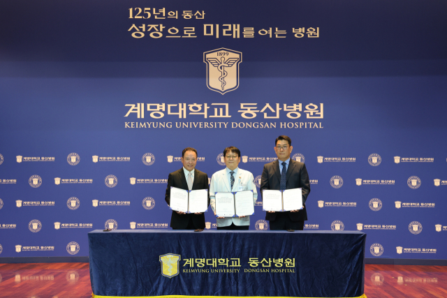 양성자 암치료기 계약 체결 단체 사진. 왼쪽부터 폴 초 프로톰 대표, 조치흠 계명대동산의료원장, 전성배 메디앤로드 대표. 계명대동산의료원 제공.