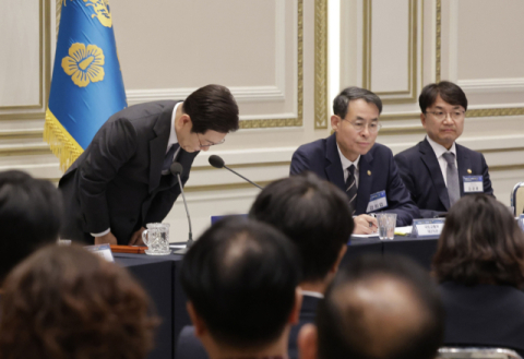 고개 숙인 李 대통령 
