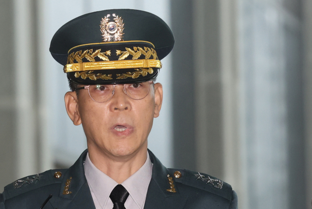 김용대 드론작전사령관이 17일 내란특검 사무실이 마련된 서울 서초구 서울고검에 조사를 받기 위해 출석하며 미리 준비한 글을 읽고 있다. 연합뉴스