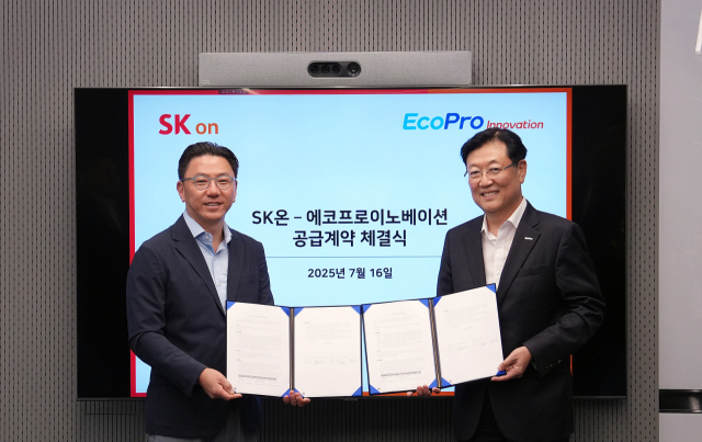 김윤태 에코프로이노베이션 대표와 박종진 SK온 전략구매실장(좌측)이 16일 오전 서울 종로구 SK온 그린캠퍼스에서 수산화리튬 공급 계약을 체결했다. 에코프로 제공