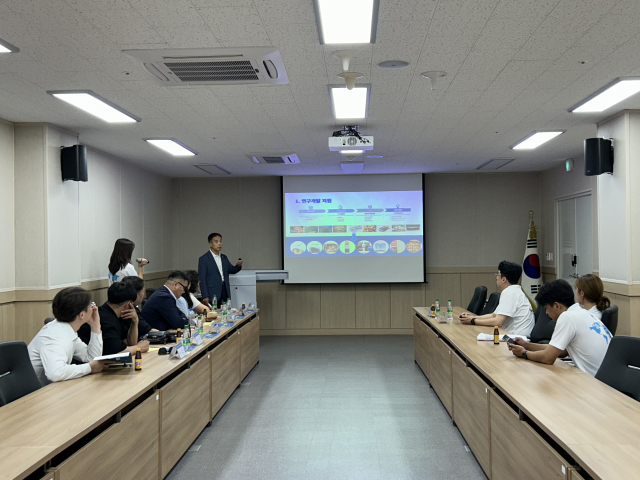 몽골 바이오메디컬연구소가 최근 대구한의대가 운영하는 영덕로하스센터를 방문했다. 몽골 방문단을 대상으로 수산자원에 관한 사례를 설명하는 모습. 대구한의대 제공