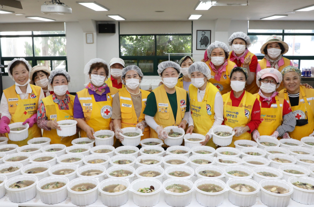 대한적십자사 대구지사 봉사단원들이 ㈜풀토래가 기부한 삼계닭을 조리한 뒤 지역 취약계층에게 전달하기에 앞서 기념촬영을 하고 있다. 대한적십자사 대구지사 제공