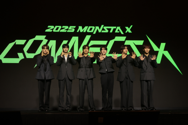 그룹 몬스타엑스가 16일 서울 여의도 콘레드 호텔에서 열린 몬스타엑스 데뷔 10주년 기념 기자간담회에서 포즈를 취하고 있다. 연합뉴스