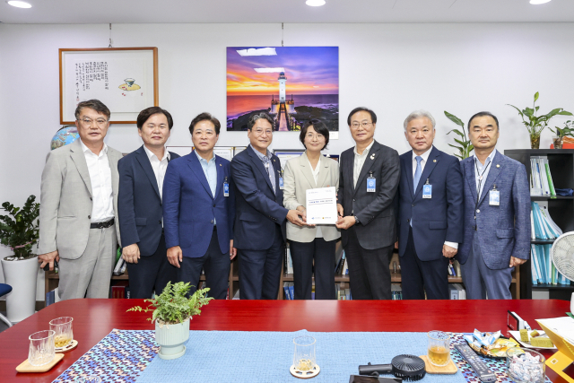 경상북도의회 산불대책특별위원회가 지난 16일 국회를 찾아 임미애 산불피해지원대책특위 법안심사소위원장(오른쪽에서 네번째)을 만나 산불 피해보상 및 복구를 위한 특별법 제정을 촉구했다. 경북도의회 제공