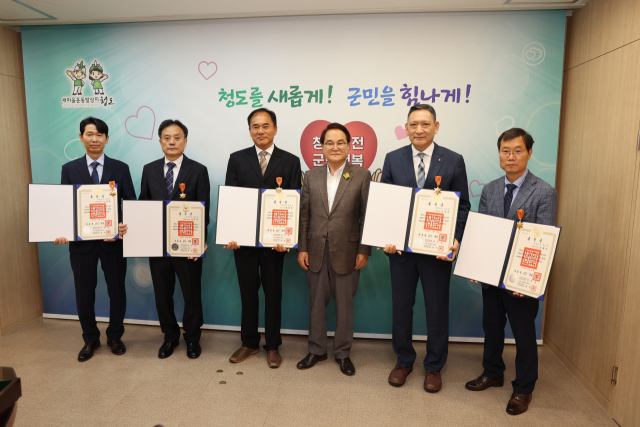 사진 왼쪽에서부터 김병태, 이두근, 박종욱, 김하수 군수, 이정국, 김태수 씨. 청도군 제공
