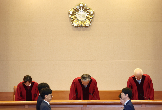 헌법재판관들이 손준성 대구고검 차장검사(검사장) 탄핵 심판 선고를 위해 17일 서울 종로구 헌법재판소 대심판정에 들어서며 인사하고 있다. 연합뉴스