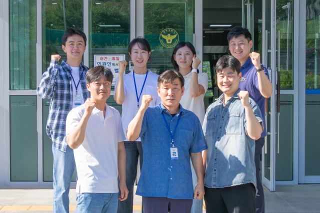 경북청 베스트팀에 선정된 영주경찰서 여청수사팀이 파이팅을 외치고 있다. 영주서 제공