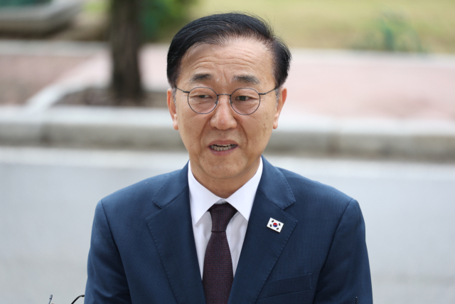 김윤덕 국토교통부 장관 후보자가 15일 정부과천청사에 마련된 인사청문회 준비 사무실로 첫 출근하며 취재진 질문에 답하고 있다. 연합뉴스