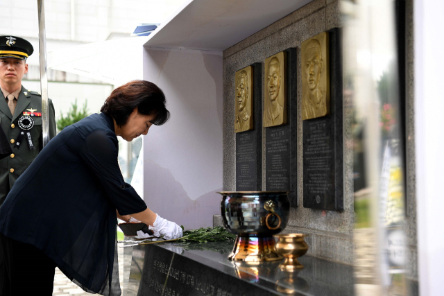 17일 오전 포항시 남구 오천읍 해병대1사단 내 마린온 참사 순직 장병 5명을 기리는 위령탑에서 추모식이 거행된 가운데, 유가족이 헌화하고 있다. 해병대항공단 제공.