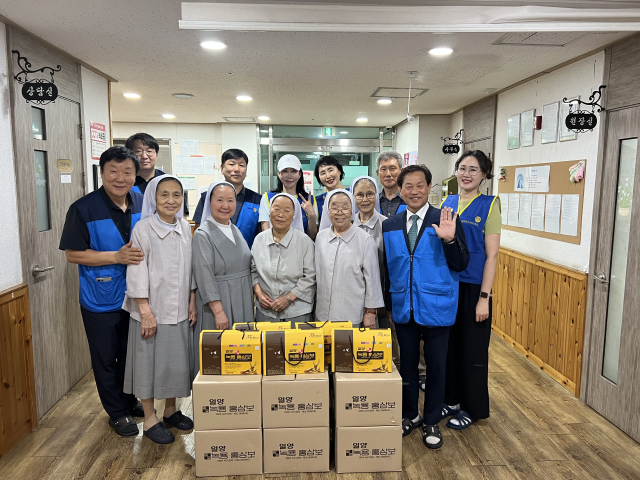 17일 오전 경기도 성남시 무의탁 노인 복지시설인 가톨릭 인보성체수도회 인보의 집에서 아이넷방송 임직원들과 서울패밀리로타리클럽 회원들이 삼계탕 봉사활동을 하고 기념촬영을 하고 있다. [사진=아이넷방송그룹]
