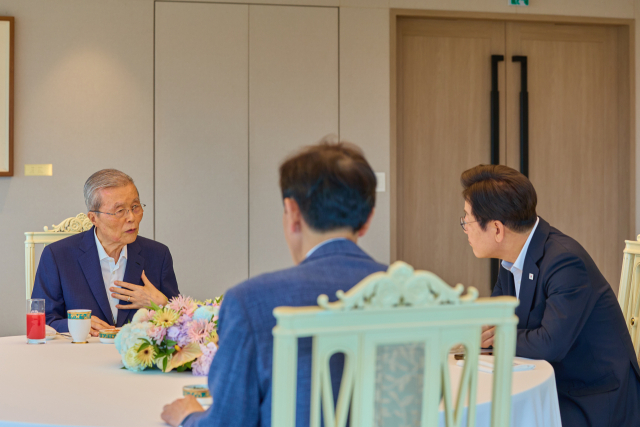 이재명 대통령이 17일 서울 용산 대통령실 청사에서 김종인 전 국민의힘 비상대책위원장과 오찬 회동을 하고 있다. 연합뉴스