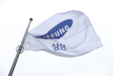17일 서울 서초구 삼성전자 사옥에서 깃발이 바람에 날리고 있다. 이날 부당합병·회계부정 혐의로 재판에 넘겨진 이재용 삼성전자 회장에게 무죄가 확정됐다. 연합뉴스