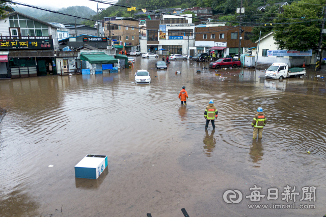 17일 오후 대구 북구 노곡동 마을이 집중호우로 침수되자 경북119구조대 대원들이 수색 및 구조 작업을 벌이고 있다. 대구시는 배수펌프 제진기 미작동으로 배수가 지연돼 피해가 커진 것으로 보고 긴급 대응에 나섰다. 대구소방본부는