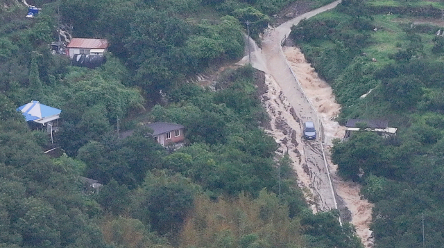 청도에 호우경보와 산사태경보가 발령된 17일 경북 청도군 청도읍 거연리 한 마을 도로에 토사가 넘쳐 있다. 연합뉴스