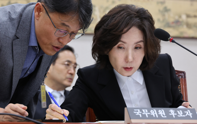 이진숙 사회부총리 겸 교육부 장관 후보자가 16일 서울 여의도 국회 교육위원회에서 열린 인사청문회를 준비하고 있다. 연합뉴스