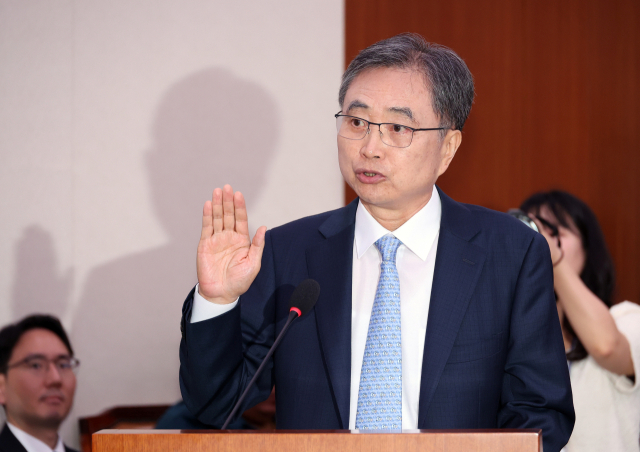 조현 외교부 장관 후보자가 17일 서울 여의도 국회 외교통일위원회에서 열린 인사청문회에서 선서하고 있다. 연합뉴스