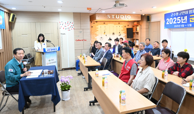 구인모 거창군수가 거창전통시장 상인들의 질문에 답하고 있다.거창군 제공
