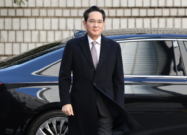 부당합병·회계부정 혐의로 재판에 넘겨진 이재용 삼성전자 회장에게 무죄가 확정됐다. 대법원 3부(주심 오석준 대법관)는 17일 자본시장법상 부정거래행위·시세조종, 업무상 배임 등 혐의로 기소된 이 회장에게 전부 무죄를 선고한 원심 판결을 확정했다. 사진은 지난 2월 3일 서울 서초구 서울고법에서 열린 부당합병·회계부정 혐의 항소심 선고공판에 출석하는 이재용 삼성전자 회장. 연합뉴스