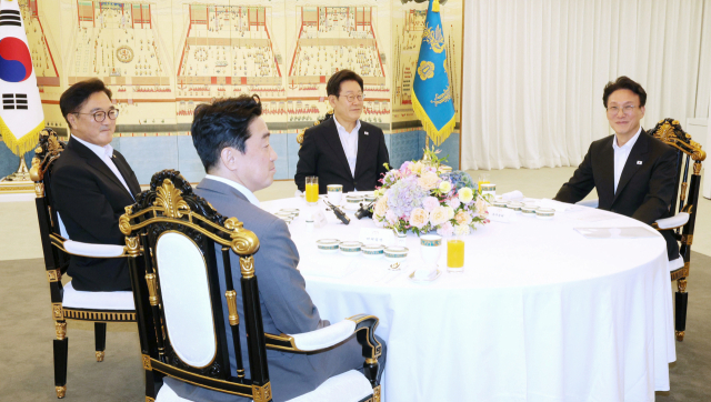 이재명 대통령이 17일 서울 한남동 관저에서 우원식 국회의장, 김민석 국무총리와 만찬 자리를 갖고 있다. 왼쪽부터 시계방향으로 우 의장, 이 대통령, 김 총리, 강훈식 대통령비서실장. 연합뉴스