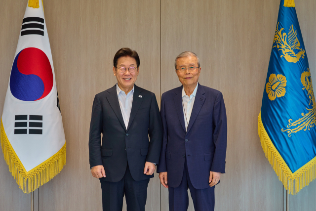 이재명 대통령이 17일 서울 용산 대통령실 청사에서 김종인 전 국민의힘 비상대책위원장을 만나 기념촬영을 하고 있다. 연합뉴스
