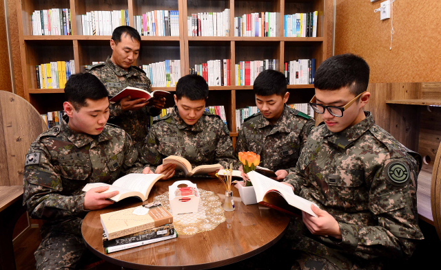 낮엔 나라지키고 밤엔 수능 공부…군수 열풍, 우려의 시선