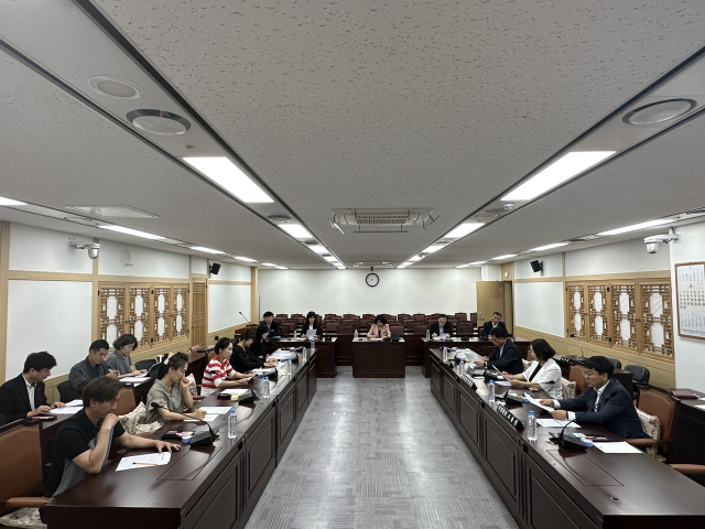 경북도의회 교육위원회가 17일 안동 모 고교 시험지 유출 사건과 관련 긴급 간담회를 열었다. 이날 간담회에는 해당 고교 피해 학부모들이 참석해 교육위원들과 의견을 나눴다. 경북도의회 제공
