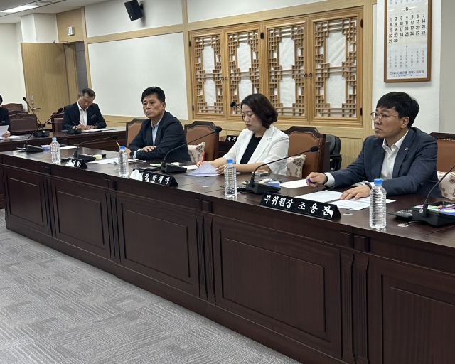 경북도의회 교육위원회가 17일 안동 모 고교 시험지 유출 사건과 관련 긴급 간담회를 열었다. 이날 간담회에는 박채아 위원장과 조용진 부위원장, 김대일 도의원 등이 참석했다. 경북도의회 제공