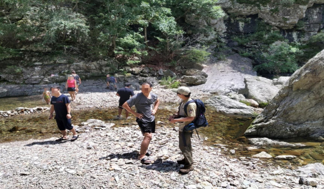 국립공원공단 주왕산국립공원사무소가 탐방객이 대거 몰리는 여름 휴가철을 맞아 불법·무질서 행위에 대해 집중단속을 펼치고 있다. 주왕산국립공원사무소 제공