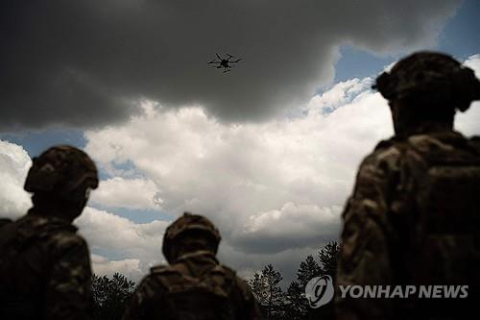 상공의 드론 바라보는 우크라이나 군인들. AFP=연합뉴스
