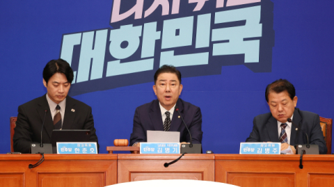 與, 서울구치소 압박…