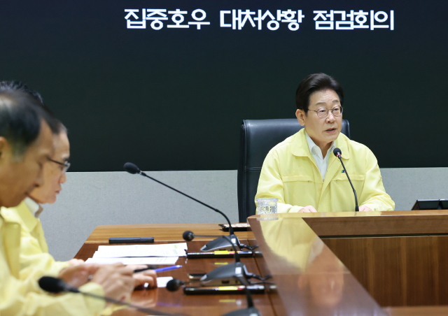 이재명 대통령이 18일 정부서울청사 중앙재난안전상황실 서울상황센터에서 열린 집중호우 대처상황 점검회의에서 발언하고 있다. 연합뉴스