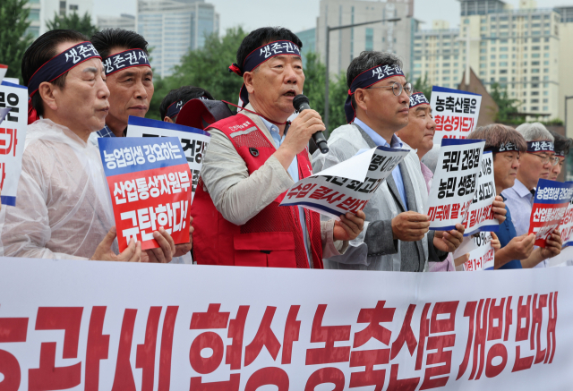 18일 서울 용산구 대통령실 앞에서 한국농축산연합회 등 농축산 단체 회원들이 한미 상호관세 협상 농축산물 개방 반대 기자회견을 하고 있다. 연합뉴스