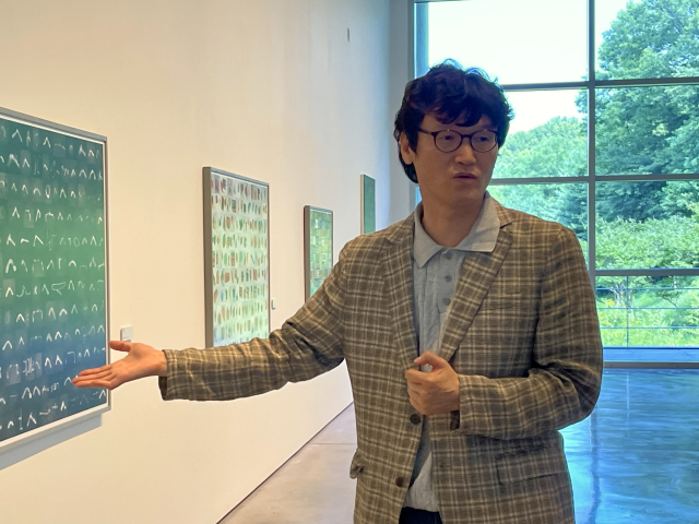 장용근 작가가 자신의 작품에 대해 설명하고 있다. 이연정 기자