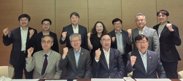대한의사협회는 18일 대한의학회와 임원 간담회를 열고 의료계 현안에 공동 대응을 추진하는 등 의학 교육과 수련 정상화에 협력하기로 뜻을 모았다고 밝혔다. 대한의사협회 제공