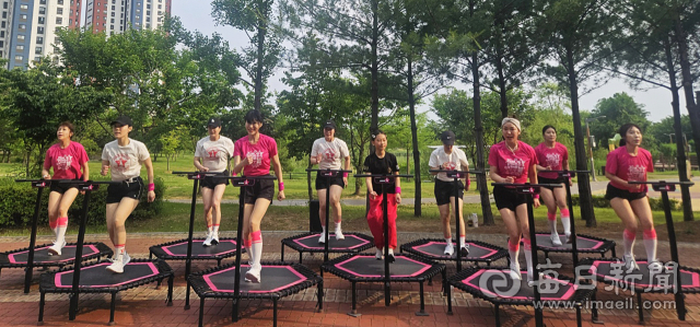 지난해 5월 대구 달성군 현풍읍 중앙공원에서 열린 주민축제에서 점핑스타 현풍점 회원들이 트램플린 위에서 