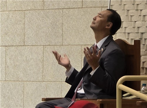 17일 오후 서울 은평구 진관동 은평제일교회에서 열린 예배에서 모스 탄(한국명 단현명) 미국 리버티대 교수가 기도하고 있다. 탄 교수는 이날 윤석열 전 대통령 탄핵에 반대해온 전직 한국사 강사 전한길 씨 등과 간담회를 열었다. 연합뉴스