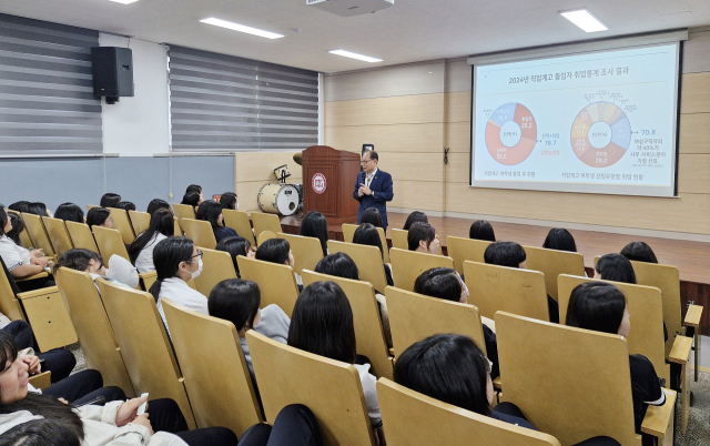 영남이공대 이재용 총장이 직업계고 여학생을 대상으로 진로 특강을 했다. 영남대공대 제공