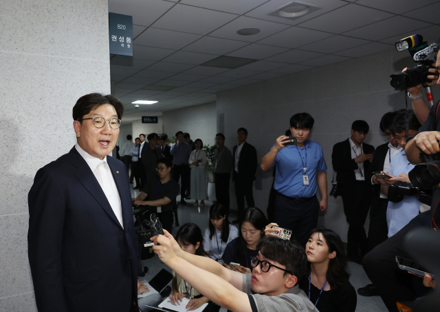 국민의힘 권성동 의원이 18일 서울 여의도 국회 의원회관 자신의 의원실로 들어서며 압수수색 관련 입장을 밝히고 있다. 연합뉴스